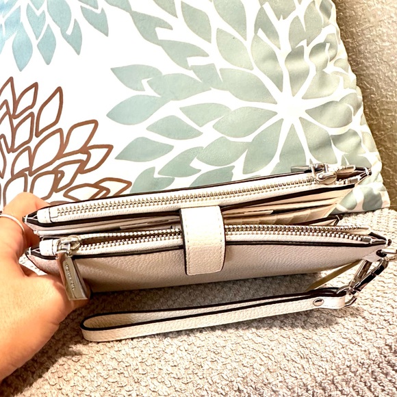 Michael Kors white leather wallet - Picture 4 of 16